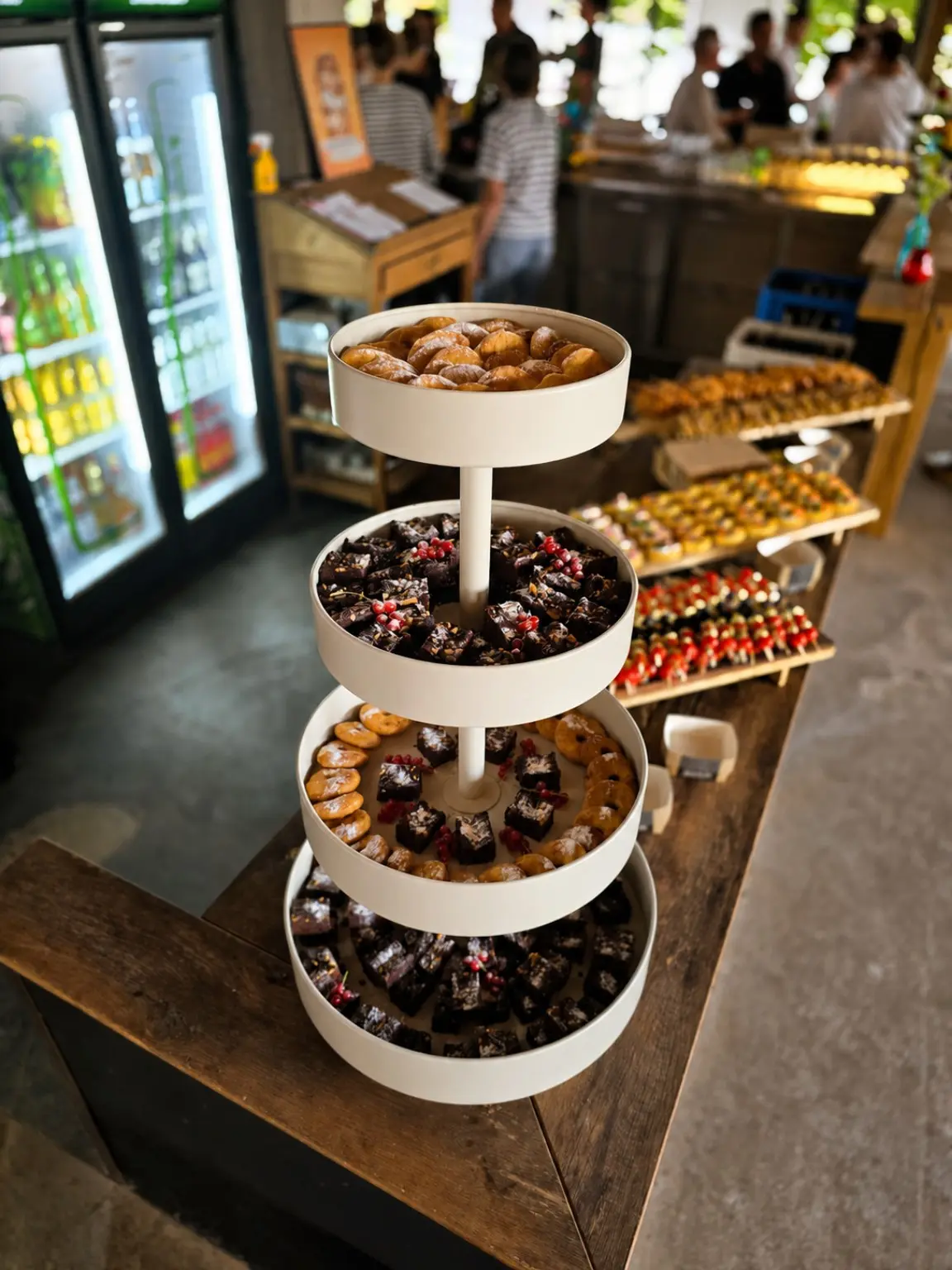 Großes Cateringbuffet mit Etagere
