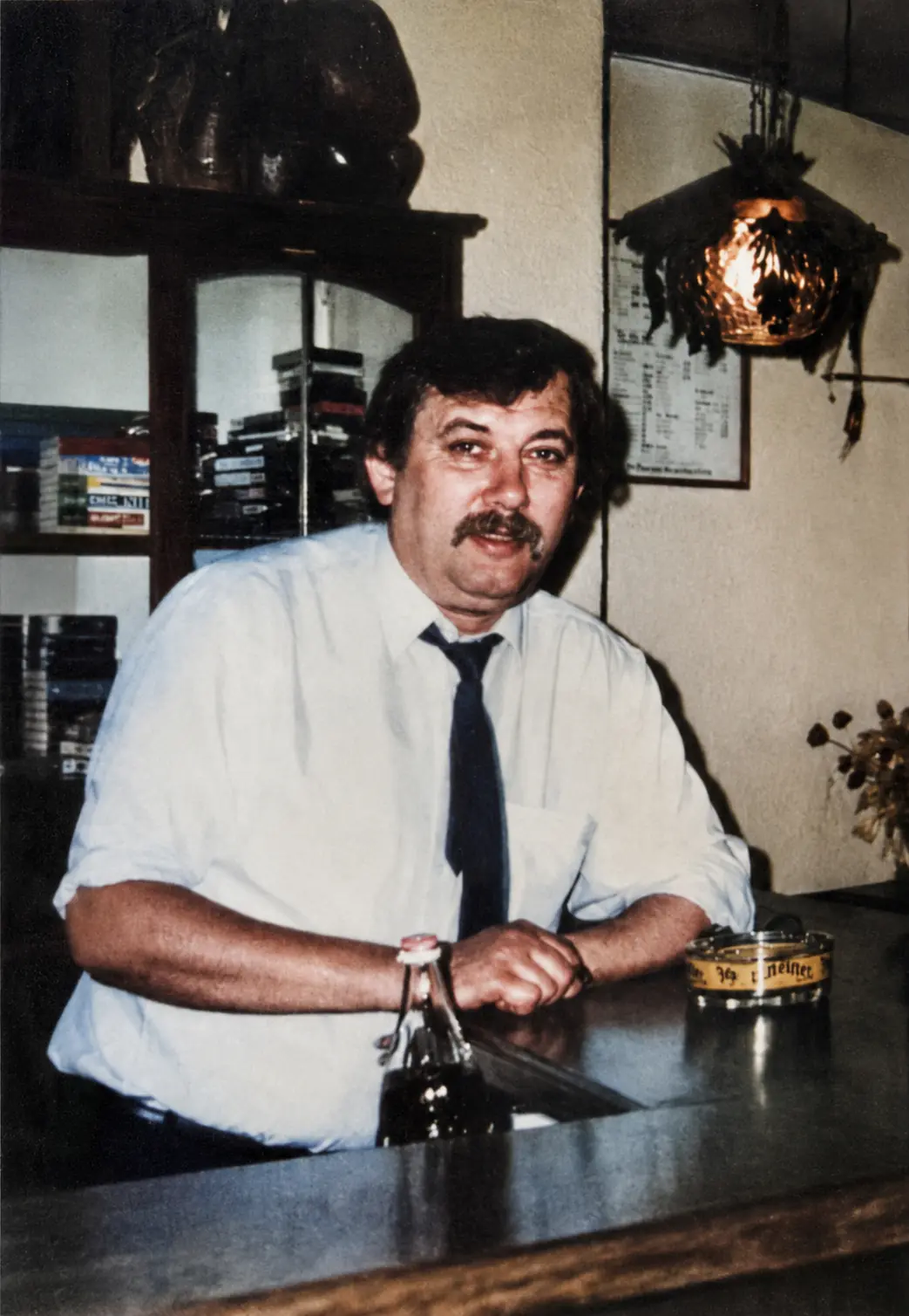 Ulrich Uli Diebig hinter dem Tresen seiner Gaststätte