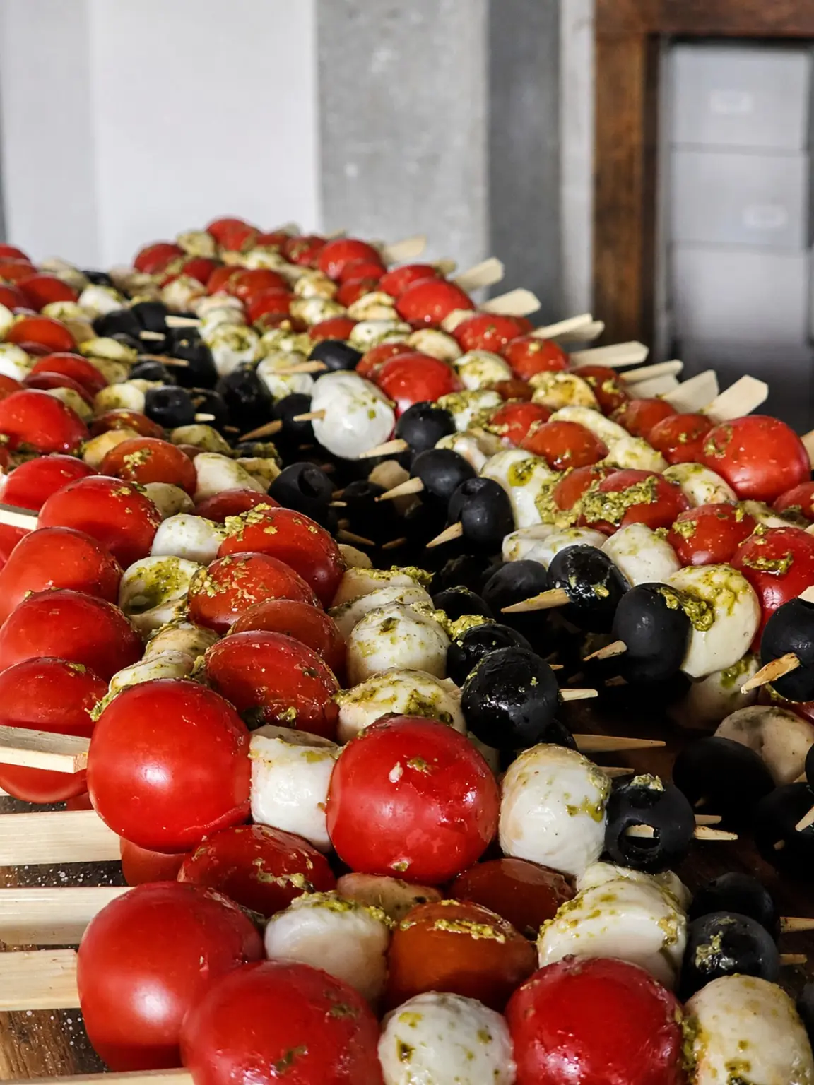 Caprese-Spieße mit Tomaten und Mozzarella