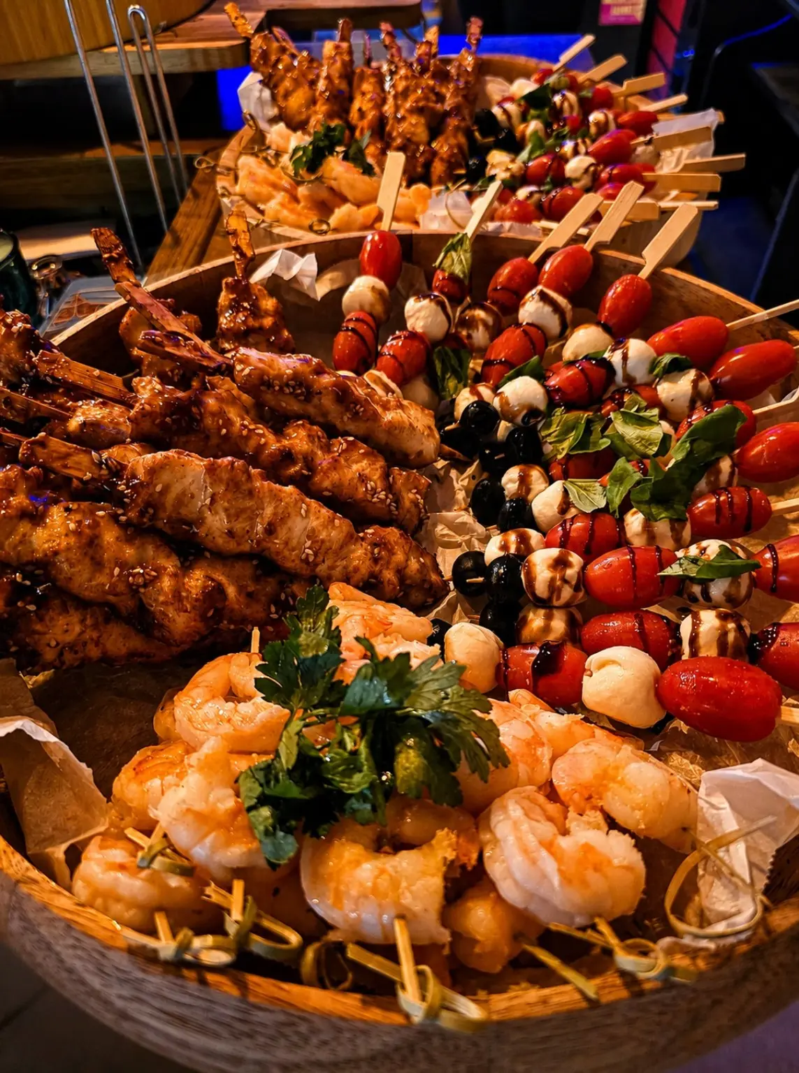 Große Platte mit Garnelen, Hähnchen und Caprese