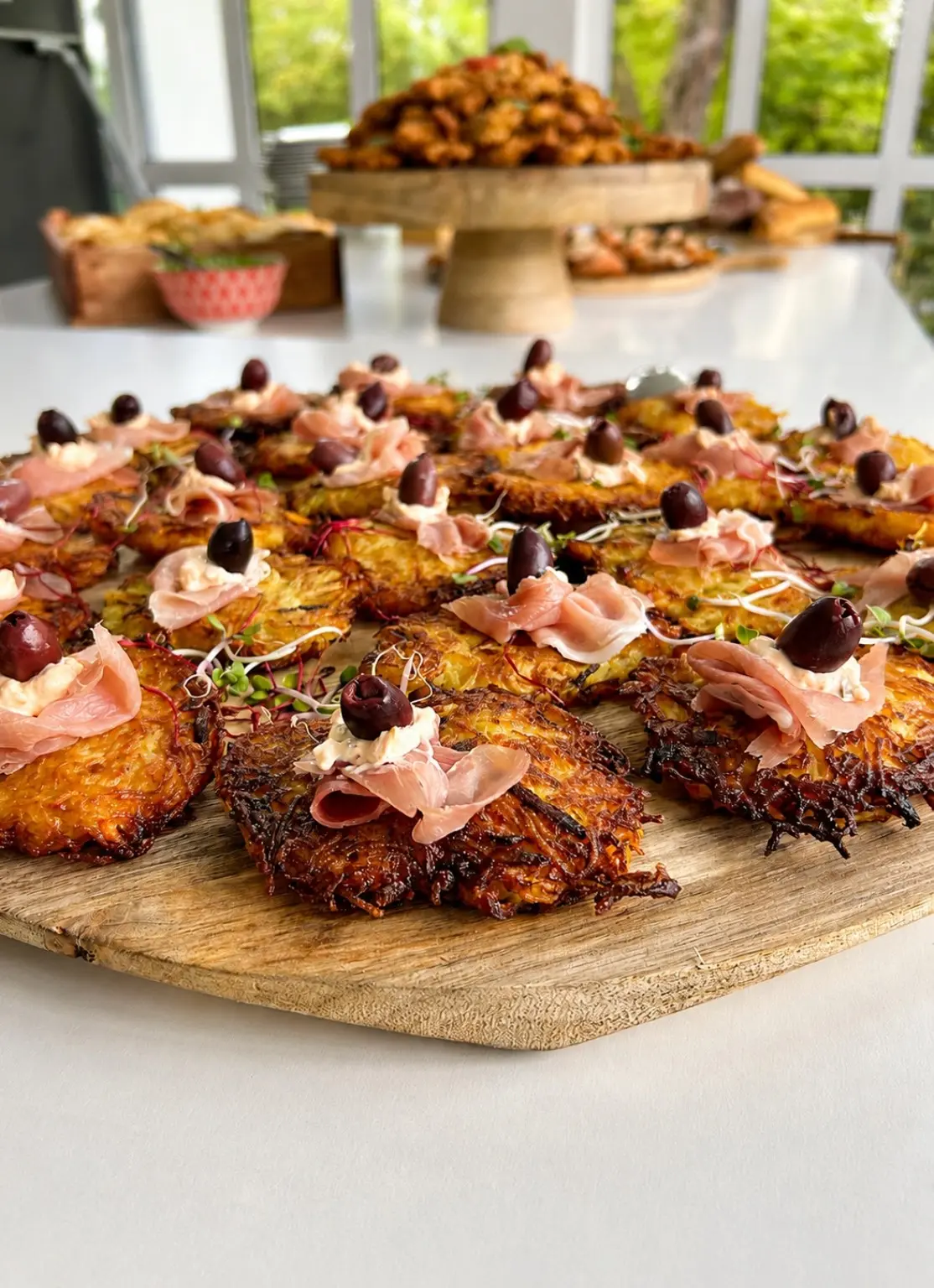 Knuspriges Rösti-Fingerfood mit Schinken und Oliven